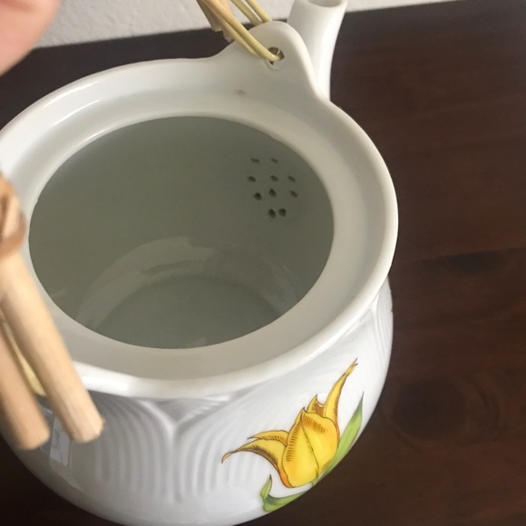 🌷 Tulip Time -Tea Pot - Picture 2 of 6